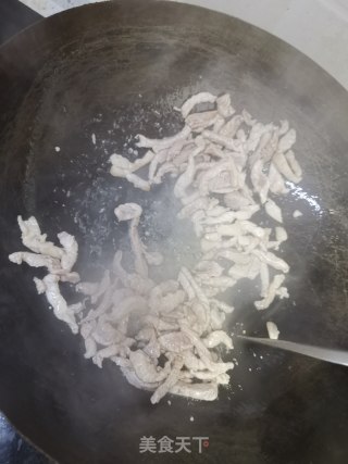 蒜苗油豆腐炒肉丝的做法步骤：4
