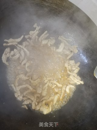 蒜苗油豆腐炒肉丝的做法步骤：5