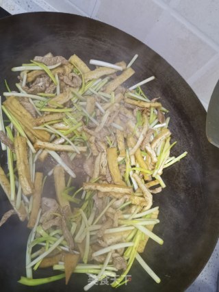 蒜苗油豆腐炒肉丝的做法步骤：6