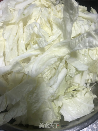 白菜炖虾的做法步骤：1