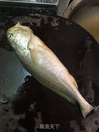 番茄煎煮黄花鱼的做法步骤：1