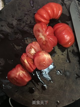番茄煎煮黄花鱼的做法步骤：2