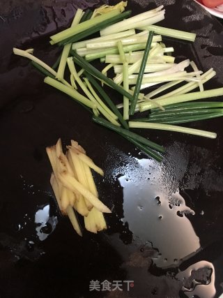 番茄煎煮黄花鱼的做法步骤：3
