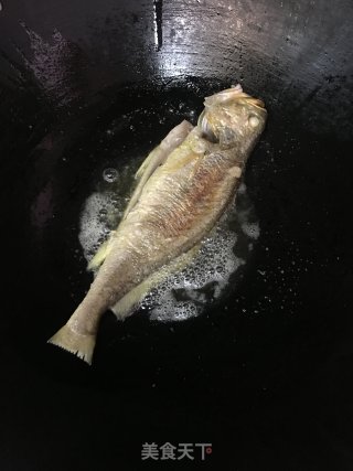 番茄煎煮黄花鱼的做法步骤：5