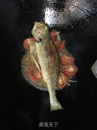 番茄煎煮黄花鱼的做法步骤：8