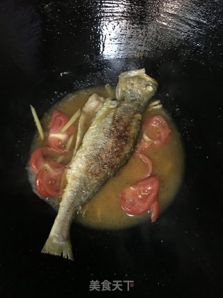 番茄煎煮黄花鱼的做法步骤：9