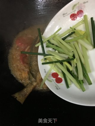 番茄煎煮黄花鱼的做法步骤：10
