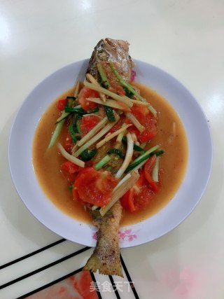 番茄煎煮黄花鱼的做法步骤：11