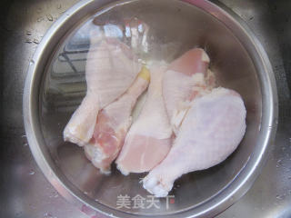 砂锅生姜鸡汤的做法步骤：1