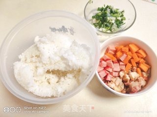 红肠炒米饭的做法步骤：1