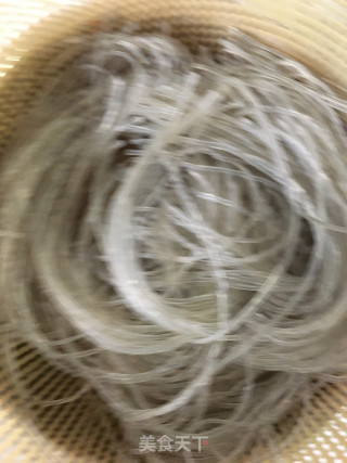 西红柿牛肉粉丝汤的做法步骤：2