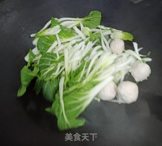 紫菜贡丸青菜汤的做法步骤：2