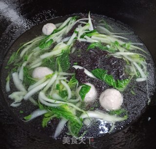 紫菜贡丸青菜汤的做法步骤：6