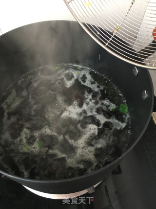 葱香木耳的做法步骤：1