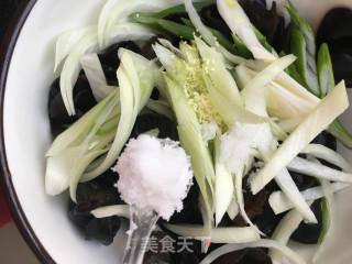 葱香木耳的做法步骤：6