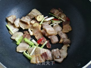包菜炒回锅肉的做法步骤：8