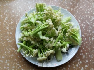 蚝油花菜的做法步骤：1