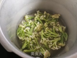 蚝油花菜的做法步骤：2