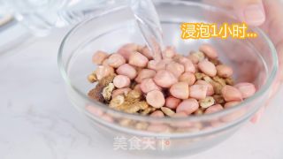 滋补肝肾润燥-花生核桃猪骨汤的做法步骤：2