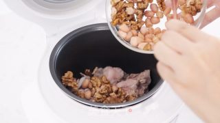 滋补肝肾润燥-花生核桃猪骨汤的做法步骤：3