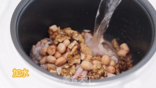 滋补肝肾润燥-花生核桃猪骨汤的做法步骤：4