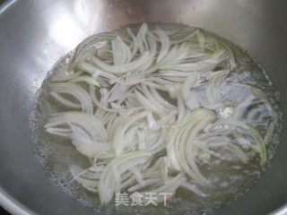 海蜇拌洋葱的做法步骤：4