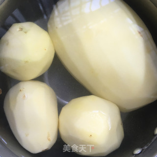咖喱土豆煮虾仁的做法步骤：1