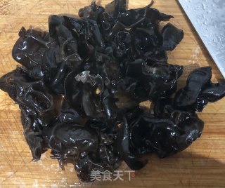 菠萝炒木耳的做法步骤：1