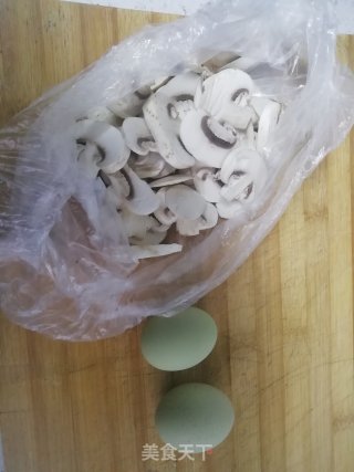 蘑菇蛋花汤的做法步骤：1