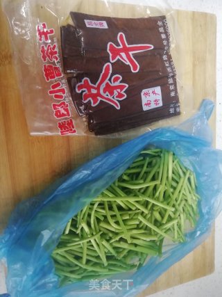 香干炒芦蒿的做法步骤：1