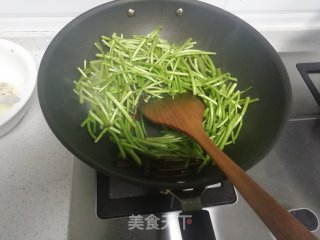 香干炒芦蒿的做法步骤：4