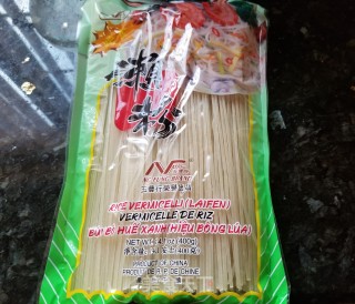 鸡肉丸鲜虾濑粉的做法步骤：1