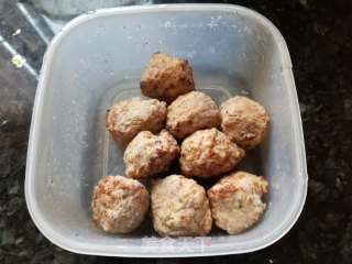 鸡肉丸鲜虾濑粉的做法步骤：2