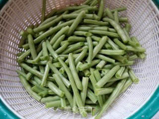 鸡肉丸炒四季豆的做法步骤：3