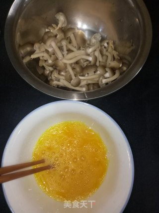 蟹味菇炒鸡蛋的做法步骤：1