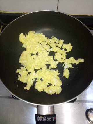 蟹味菇炒鸡蛋的做法步骤：2