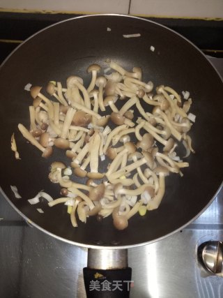 蟹味菇炒鸡蛋的做法步骤：3