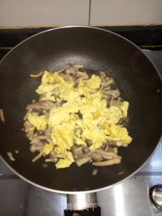 蟹味菇炒鸡蛋的做法步骤：5