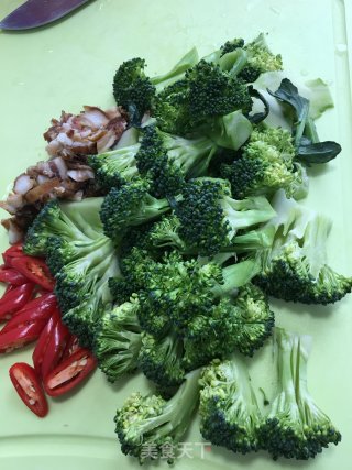 腊肉红椒炒西兰花的做法步骤：1