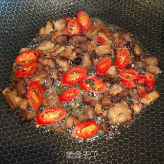 腊肉红椒炒西兰花的做法步骤：3