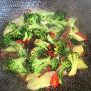 腊肉红椒炒西兰花的做法步骤：5