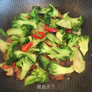 腊肉红椒炒西兰花的做法步骤：6