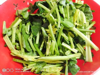 香肠炒菠菜的做法步骤：1