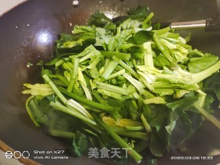 香肠炒菠菜的做法步骤：5