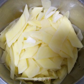 五花肉辣白菜炒土豆片的做法步骤：1