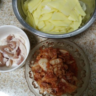 五花肉辣白菜炒土豆片的做法步骤：2