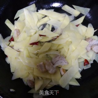 五花肉辣白菜炒土豆片的做法步骤：4