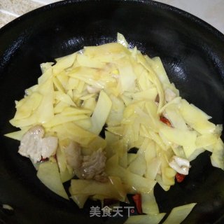 五花肉辣白菜炒土豆片的做法步骤：5