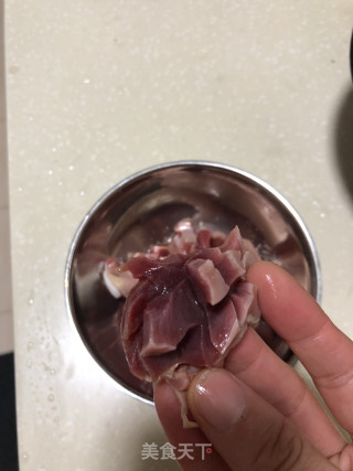 鸭胗酸辣粉丝汤的做法步骤：1