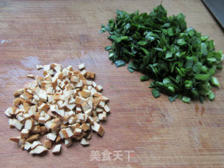 香干韭菜贴饼子的做法步骤：2